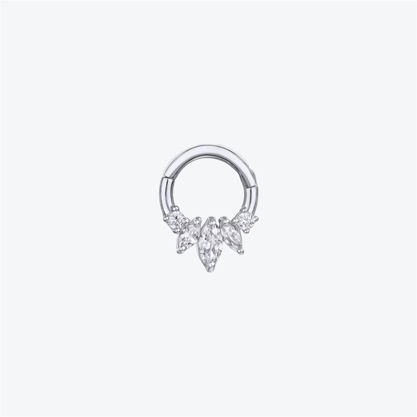 piercing BELLA porté – daith bijou titane