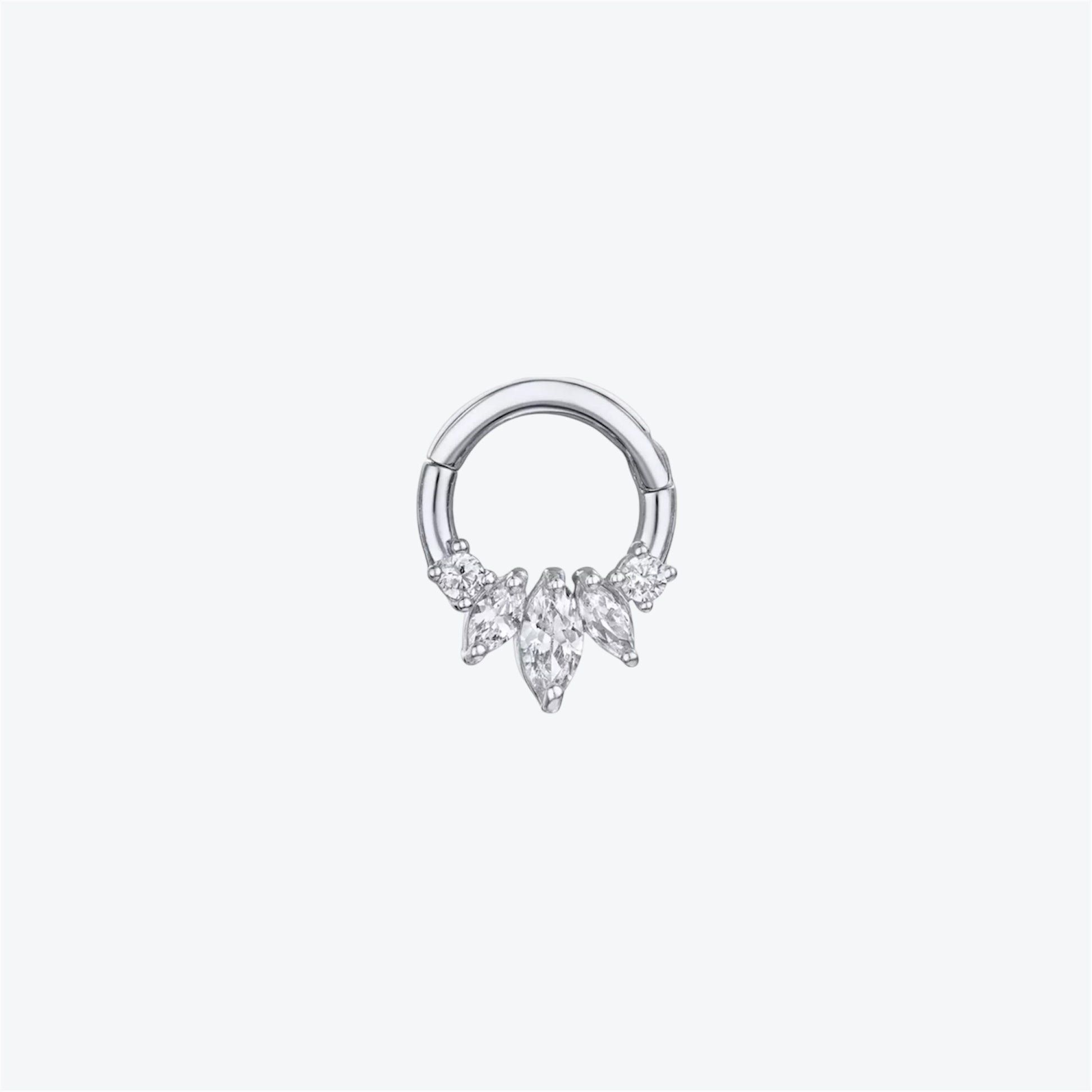 piercing BELLA porté – daith bijou titane